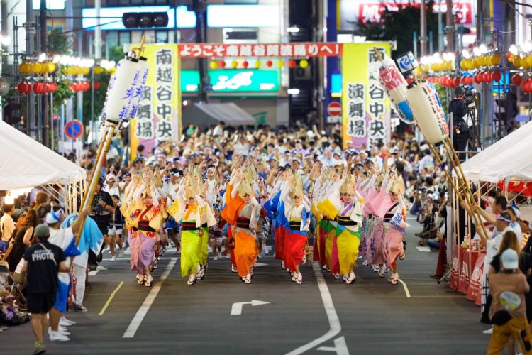 各流し踊り会場で行われるフィナーレでは、踊り手も観客も熱気が最高潮に！