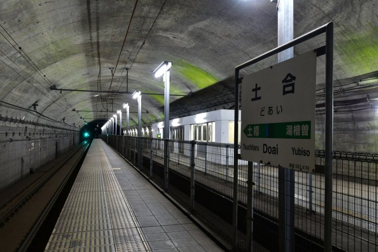 上越線土合駅の下りホームは地下約70m、日本一の深さだ。