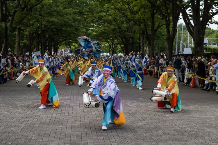 NHK前のケヤキ並木通り会場でも、通りを生かして流し踊りが行われる。