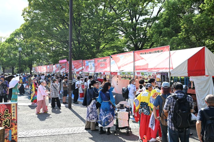 「じまん市」では高知グルメのほか、全国各地のご当地グルメも味わえる。