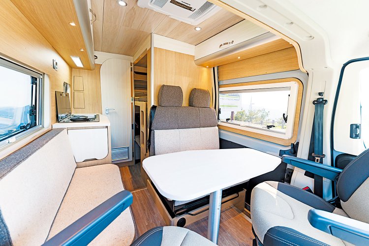 一般的な車内の例。