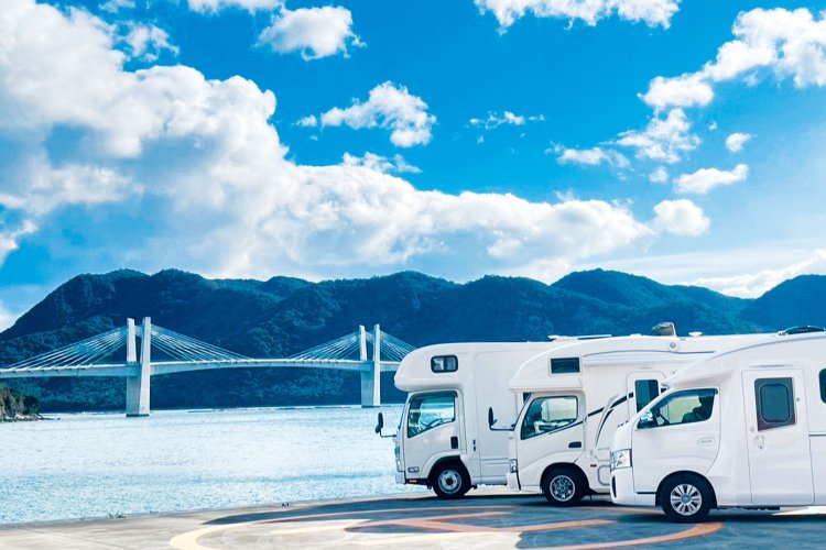 瀬戸内海に面し、「備前♡日生（ひなせ）大橋」を望む岡山県の『RVパーク 優活（ゆうかつ）』。