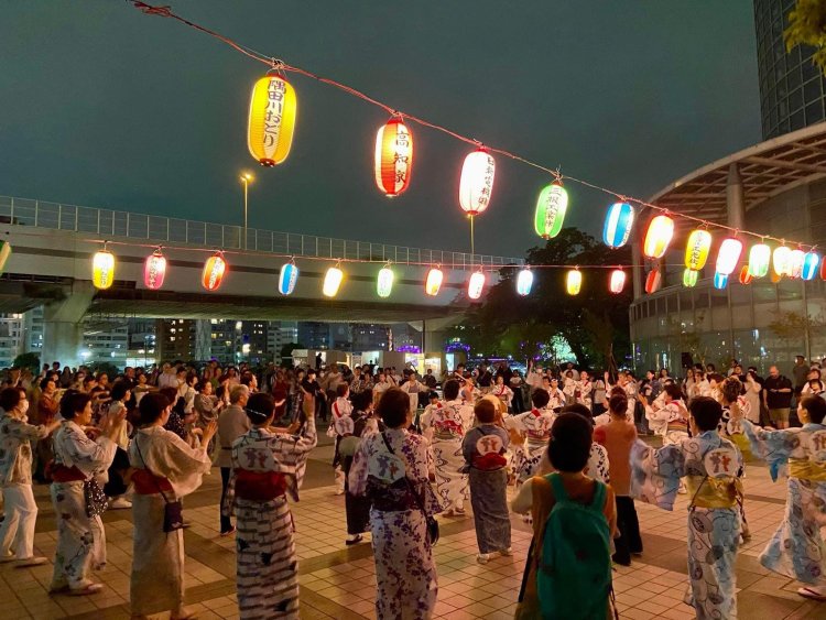 隅田川にほど近い開放的なロケーションで盆踊りを満喫できる。