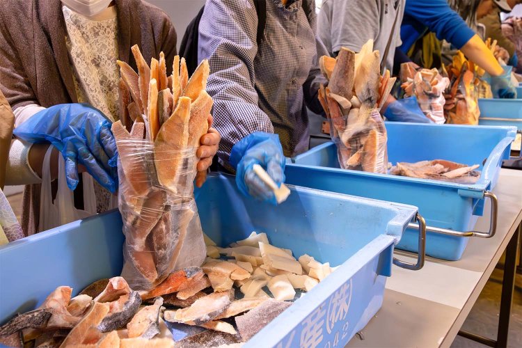 詰めっぷりが見事。『丸湘水産』の土曜限定詰め放題は朝市名物だ。