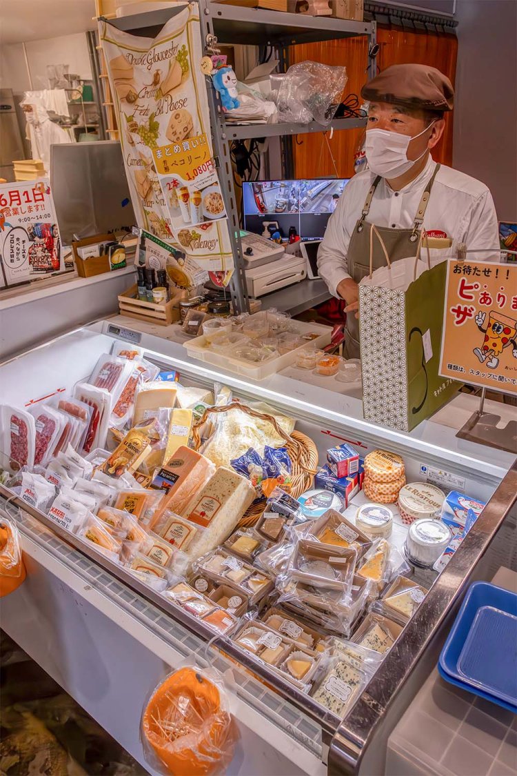 いろんなチーズの試食がうれしい『キャトルフォイユ』。