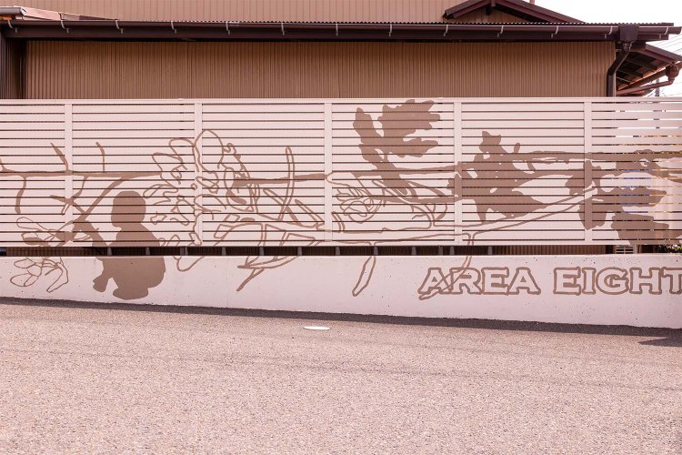 「太平洋不動産」の駐車場には「Area8.5」プロジェクトの壁画も。2年前のアートフェスで描かれたものだ。