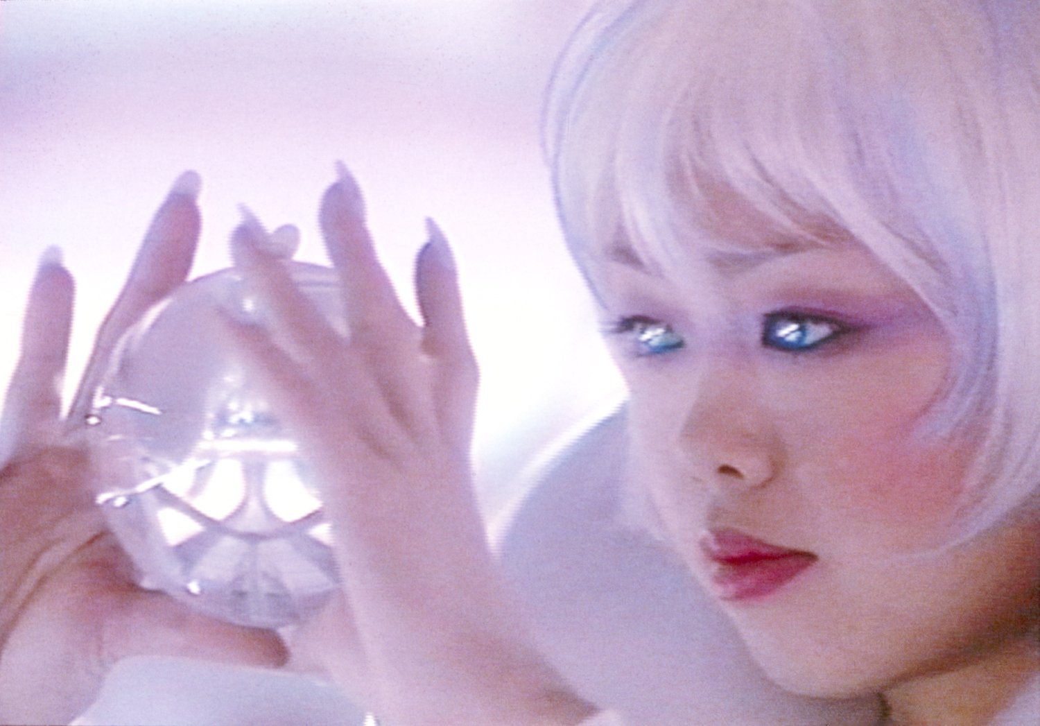 04.森万里子《巫女の祈り》