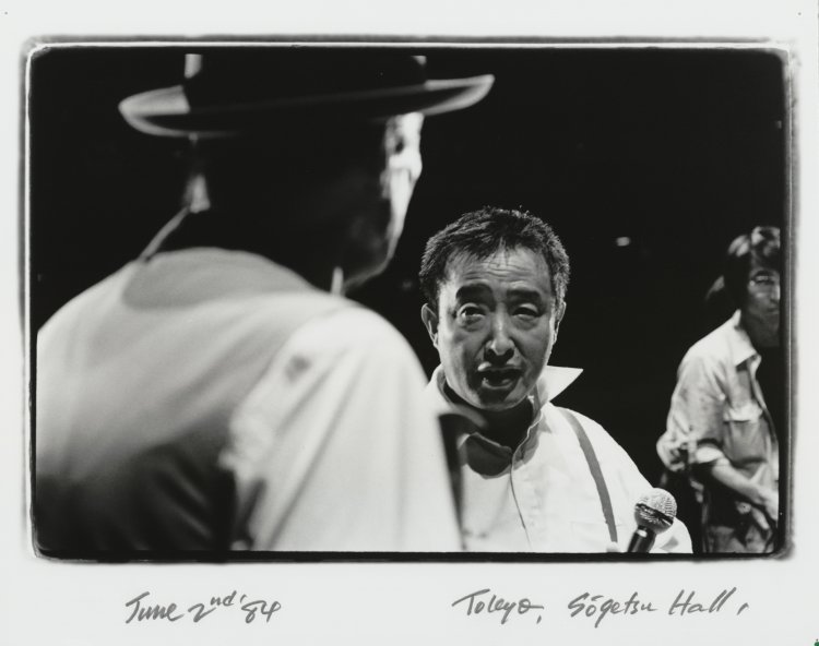 ナムジュン・パイク、ヨーゼフ・ボイス《2台ピアノのためのパフォーマンス》撮影＝安齊重男 「『草月ホール』、1984年6月2日【1984年6月2日】 ゼラチン・シルバー・プリント 24.0 × 29.6 cm 国立新美術館ANZAÏフォトアーカイブ （C)Estate of Shigeo Anzaï, 1984. Courtesy of ANZAÏ Photo Archive, The National Art Center, Tokyo」。