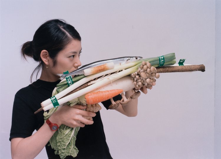 小沢剛《ベジタブル・ウェポン－さんまのつみれ鍋／東京》 2001年 Cプリント 113.0×156.0cm『国立国際美術館』蔵（C）Tsuyoshi Ozawa。