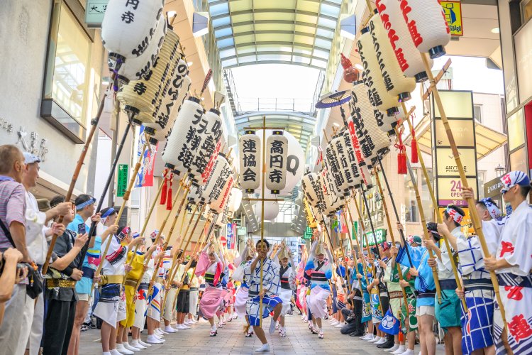 JR高円寺南口駅前にあるパル商店街では、一糸乱れぬ踊りを至近距離で楽しめる。