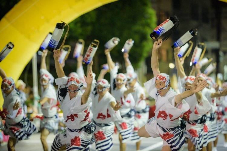 にぎやかでダイナミック、ときにユーモラスな振り付けで楽しませる男踊り。見ているだけで心も弾む。