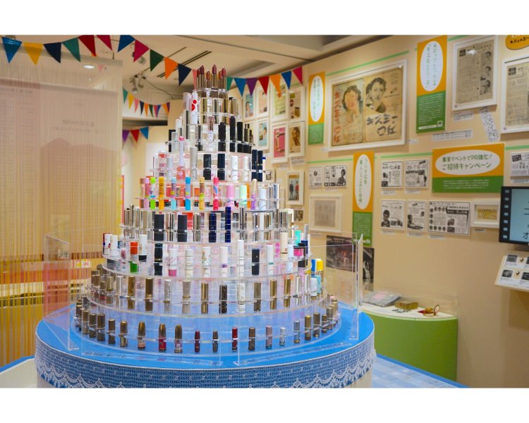 2025年6月25日～9月28日開催の、伊勢半グループ創業200周年記念企業史展「愛せよコスメ！リターンズ－おかげさまで200周年－」。江戸時代の紅から現代までの名作コスメが一堂に会する。