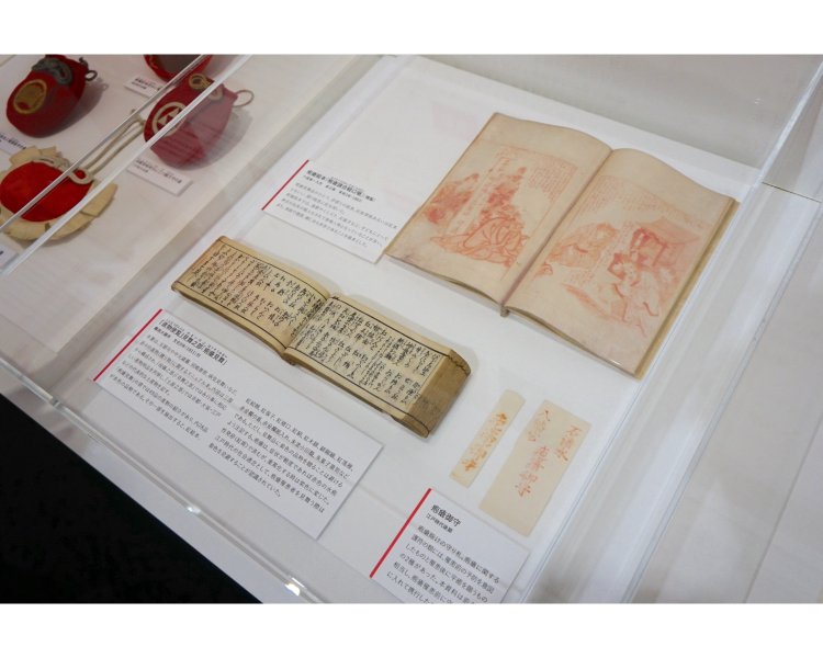 疱瘡（ほうそう。天然痘のこと）除けや疱瘡平癒を願う見舞品等にも紅の絵の具を用いた。疱瘡をもたらす神を赤い色で払うのだという。