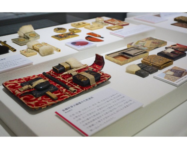 メイクパレットのように、懐に入れて出先に持ち運べる化粧道具のセットも。構造は現代とあまり変わらない。