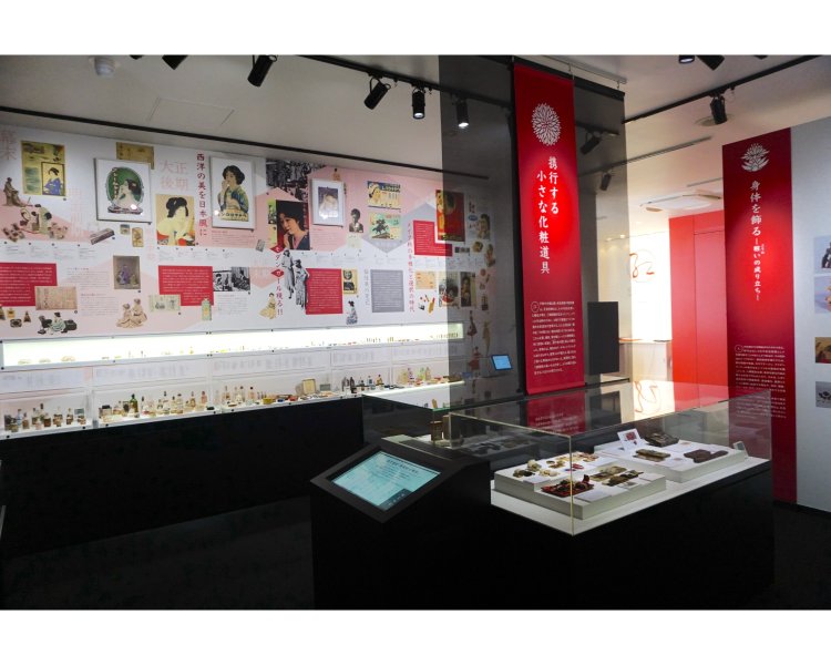 紅猪口から現代のリップスティックにつながる歴史を実物でたどることができるコーナー。明治期から第二次世界大戦も経て現在につながる化粧品の実物がズラリと並ぶ様は圧巻！