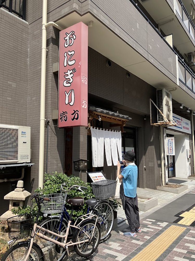 浅草ロケハンの様子。「ずっと行ってみたかったおにぎりのお店」と手塚さん。詳しくは11月号で！