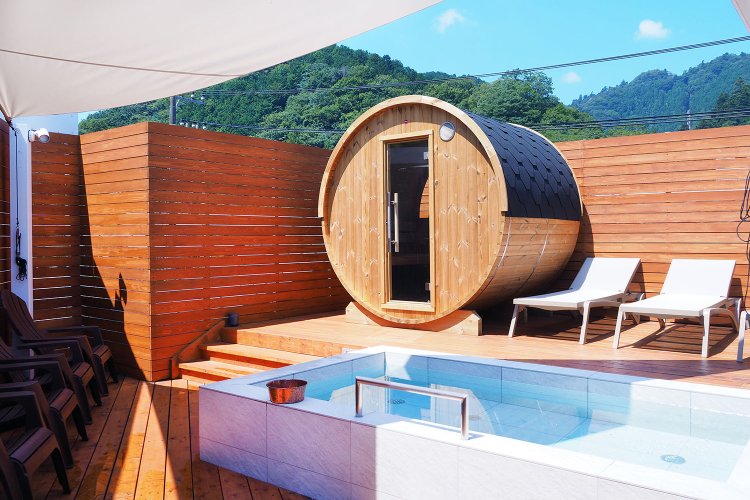 3階テラスには露天風呂とバレルサウナが。