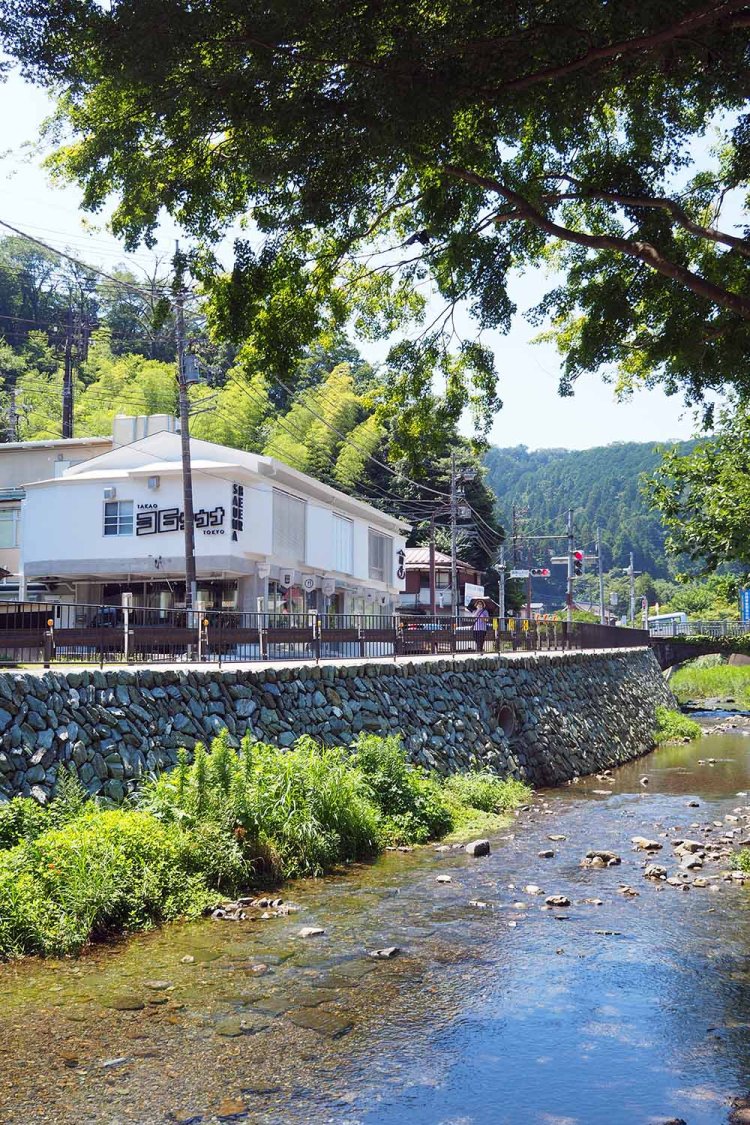 案内川沿いに立つ白い建物の2階にある。