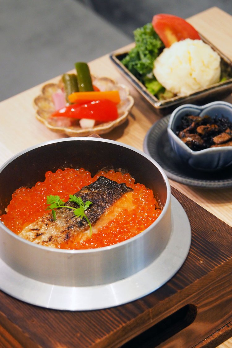 鮭いくらの山麓釜飯2420円。