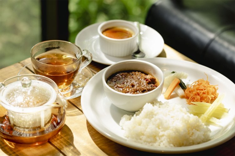 辛さを抑え、香りのスパイスを多用したガラパゴスカレー（ドリンク、デザート付き）1500円。