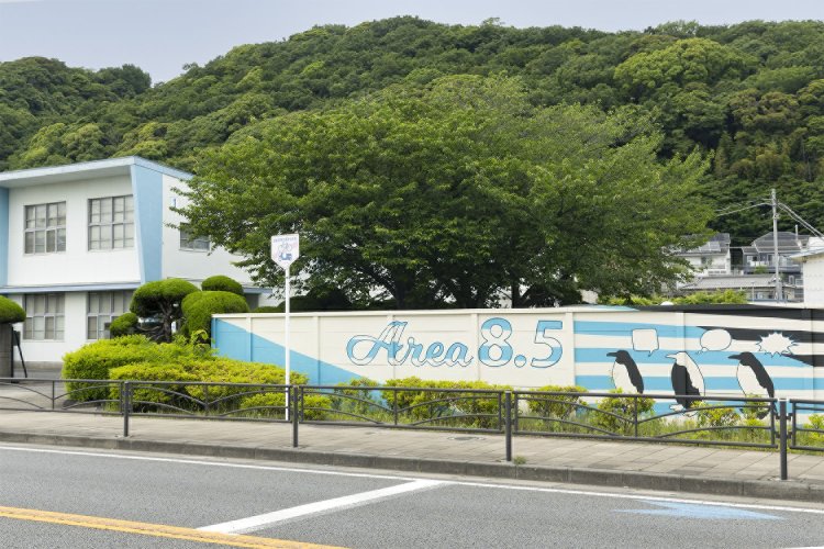 町内に点在する「Area8.5」プロジェクト壁画。東海道を行き交う人々をペンギンの行列に重ねて表現した壁画は国道沿いに。