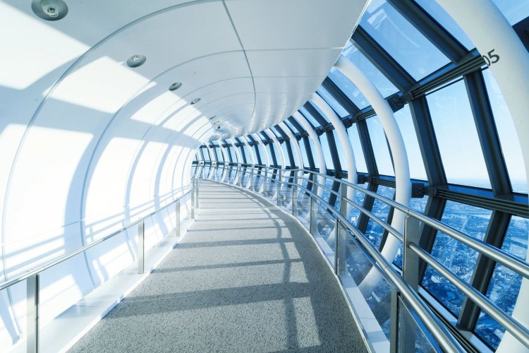 ガラス張りの天望回廊で空中散歩（写真提供＝TOKYO-SKYTREE）。