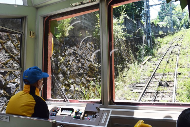 車両に同乗しているのは車掌さん。