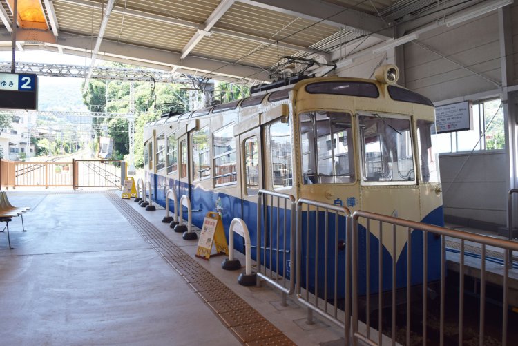 レトロなカラーリングの「白樺」号。