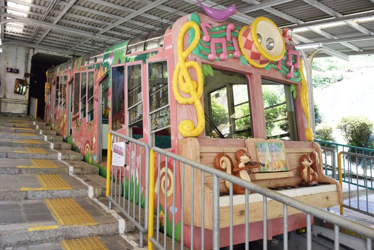 生駒山上遊園地へと向かう山上線の車両。