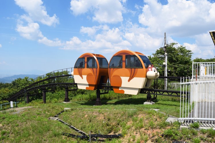 駐車場と生駒山上遊園地を結ぶ乗り物。