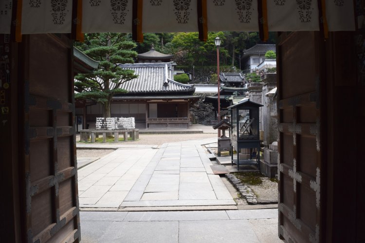 宝山寺の門前から境内をのぞく。