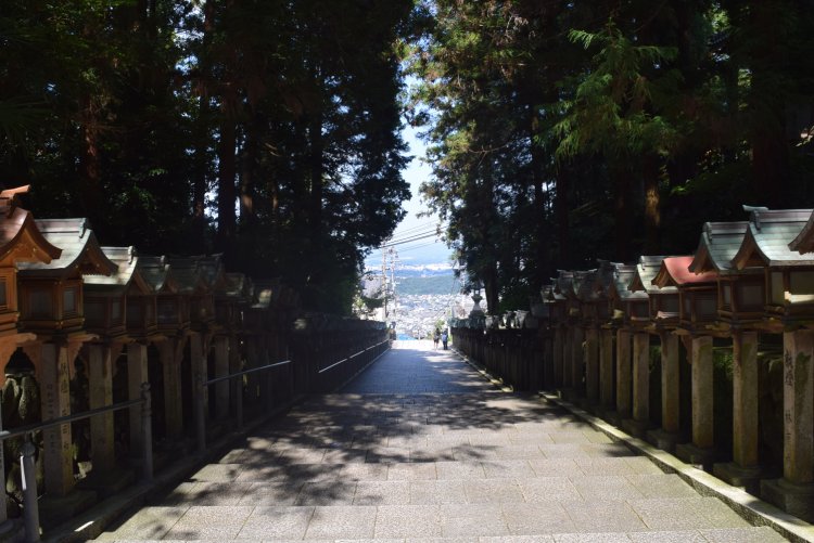 宝山寺の石段からの眺め。