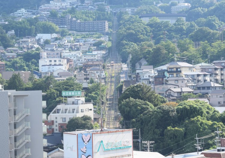 山の斜面をケーブルカーが行き交う。