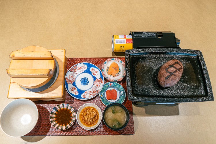 熟成和牛レアハンバーグ定食2200円。ハンバーグは180gが標準で、プラス250円で210g、プラス500円で240gに変更可能。