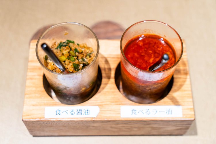 卓上調味料の食べる醤油と食べるラー油。