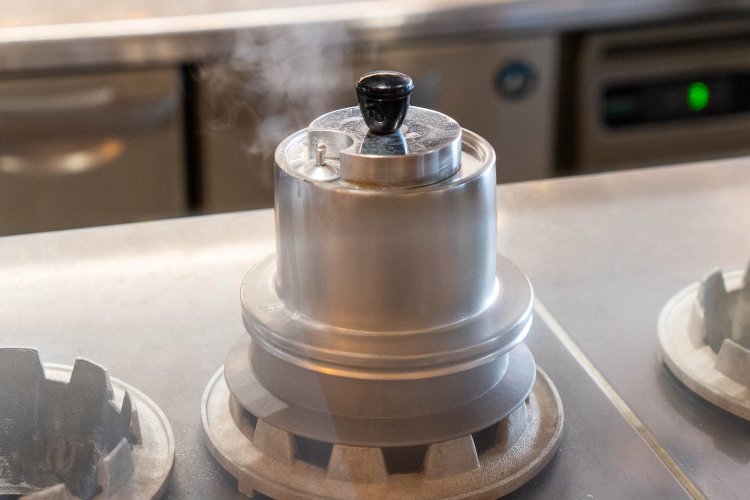 上部左の小さな突起が蒸気で回って音を出す。