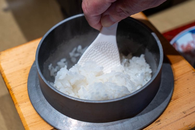 ツヤツヤの炊きたてごはん。