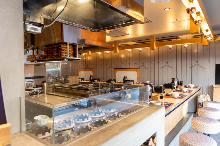 調理場をぐるりと囲むカウンター席。ライブ感が楽しめる。