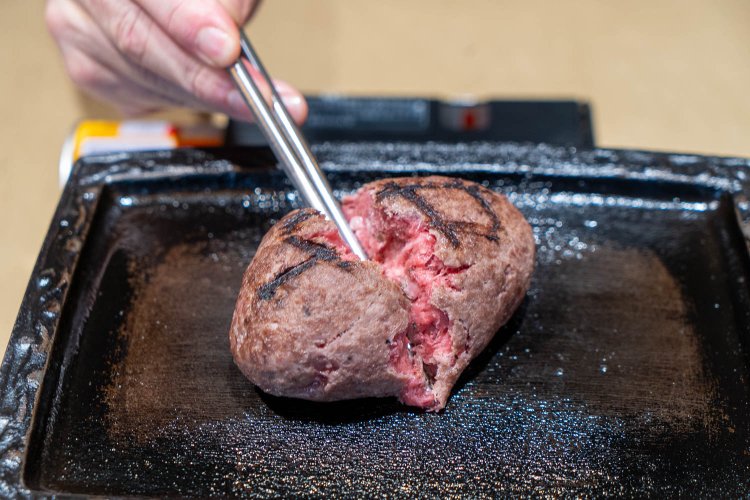 ハンバーグは金属の箸で割りながら焼き進める。