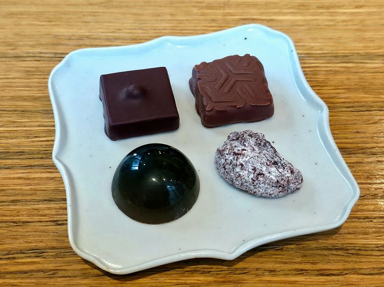 （写真右上から時計まわりに）山椒380円、日本橋Hamachoco(試食)、紫蘇410円、ブンチャプベトナム75% 380円。