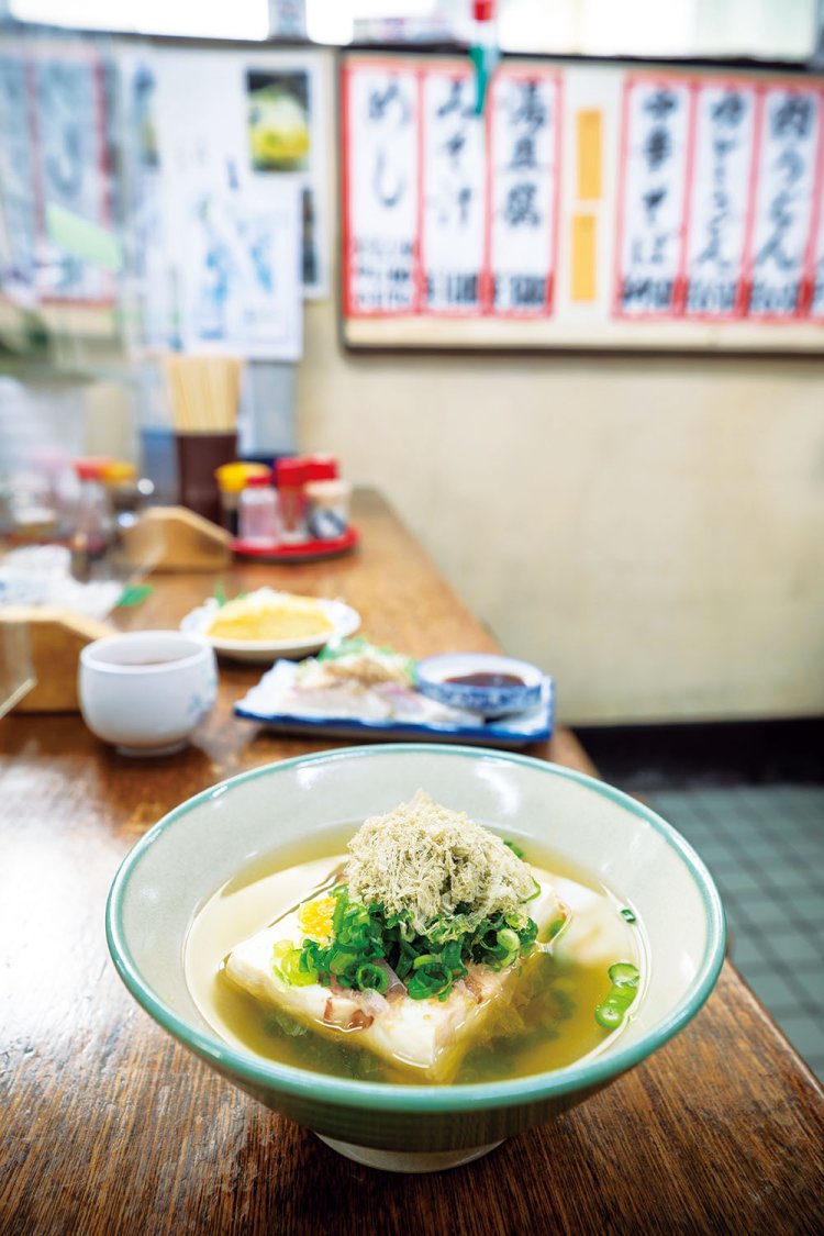 湯豆腐300円。出汁は音戸産のいりこでとったやさしい味。