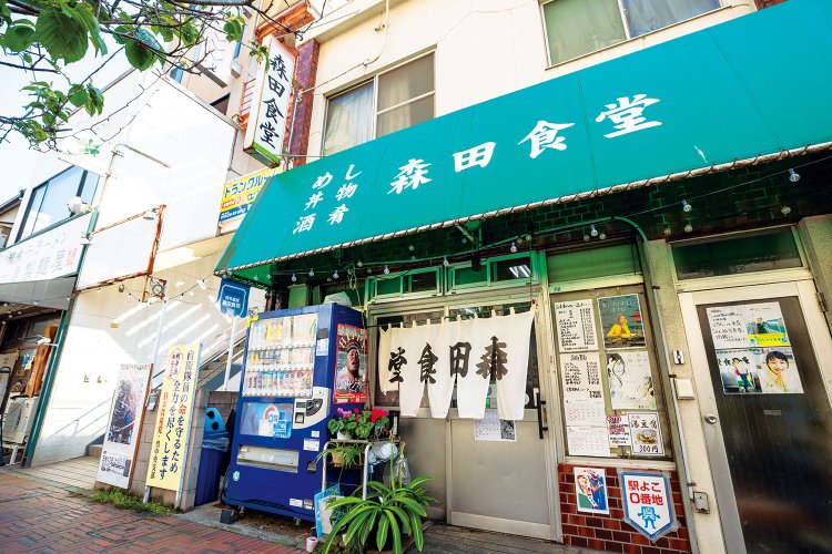  店は呉駅を出てすぐ。