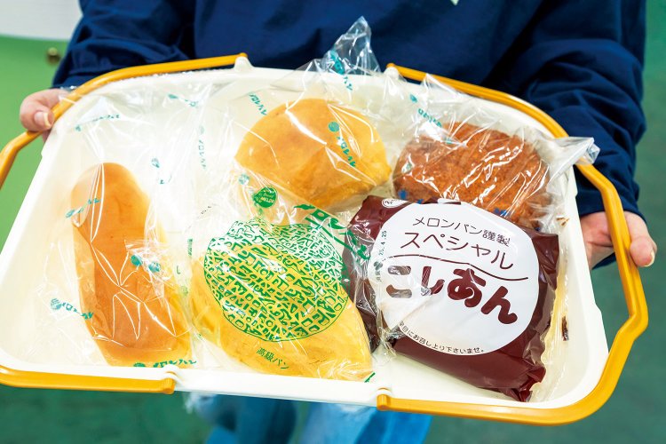 定番のメロンパン243円を筆頭に、全種類が購入できる。