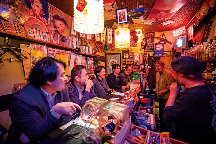 ブラウン管テレビや懐かしのゲーム機もあり、昭和の世界が広がる。