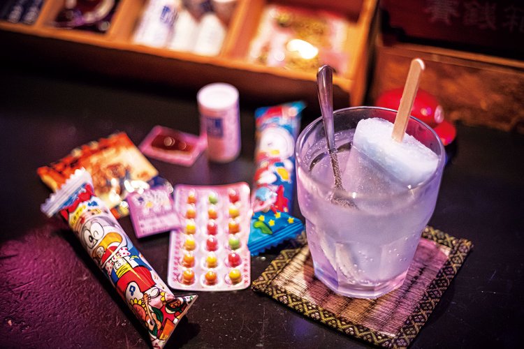 チャージ料500円で駄菓子食べ放題に。写真のドリンクはガリガリ君サワー800円。