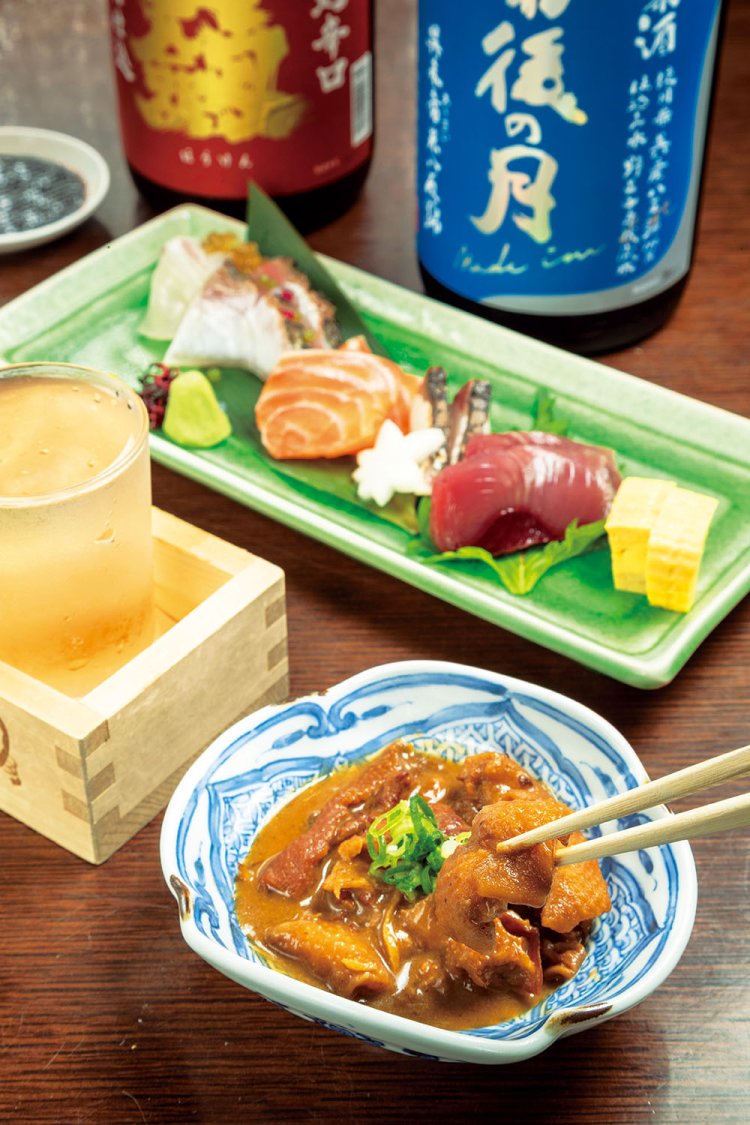 鳥皮の味噌煮390円、刺身盛り合わせ1430円、「雨後の月」など呉の日本酒も豊富。