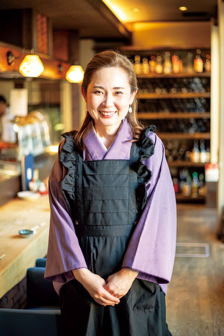 着物姿で迎えてくれる女将の上瀬理子（あやこ）さん。「鳥皮の味噌煮はお土産としても販売中です」。