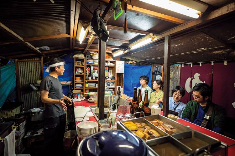 店主の坂本さんは常連客も一見客も分け隔てなく迎えてくれる。　