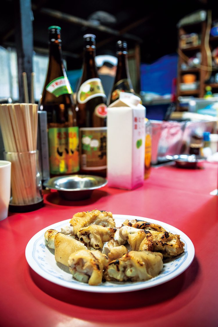 やわらかく茹で、網焼きで提供する名物の豚足700円。