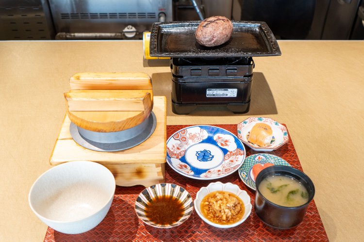 熟成和牛レアハンバーグ定食2200円。ハンバーグは180gが標準。